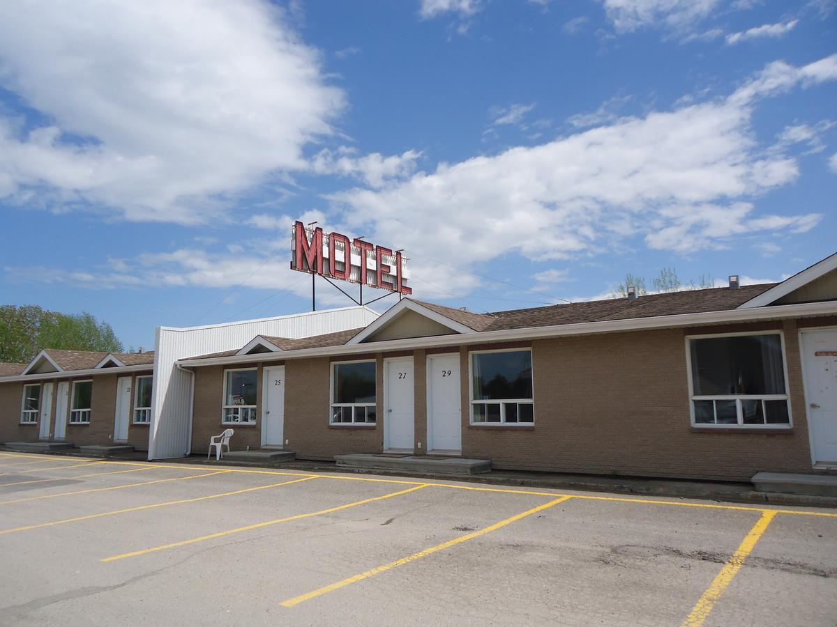 Metabetchouan Motel Le Rond Point מראה חיצוני תמונה