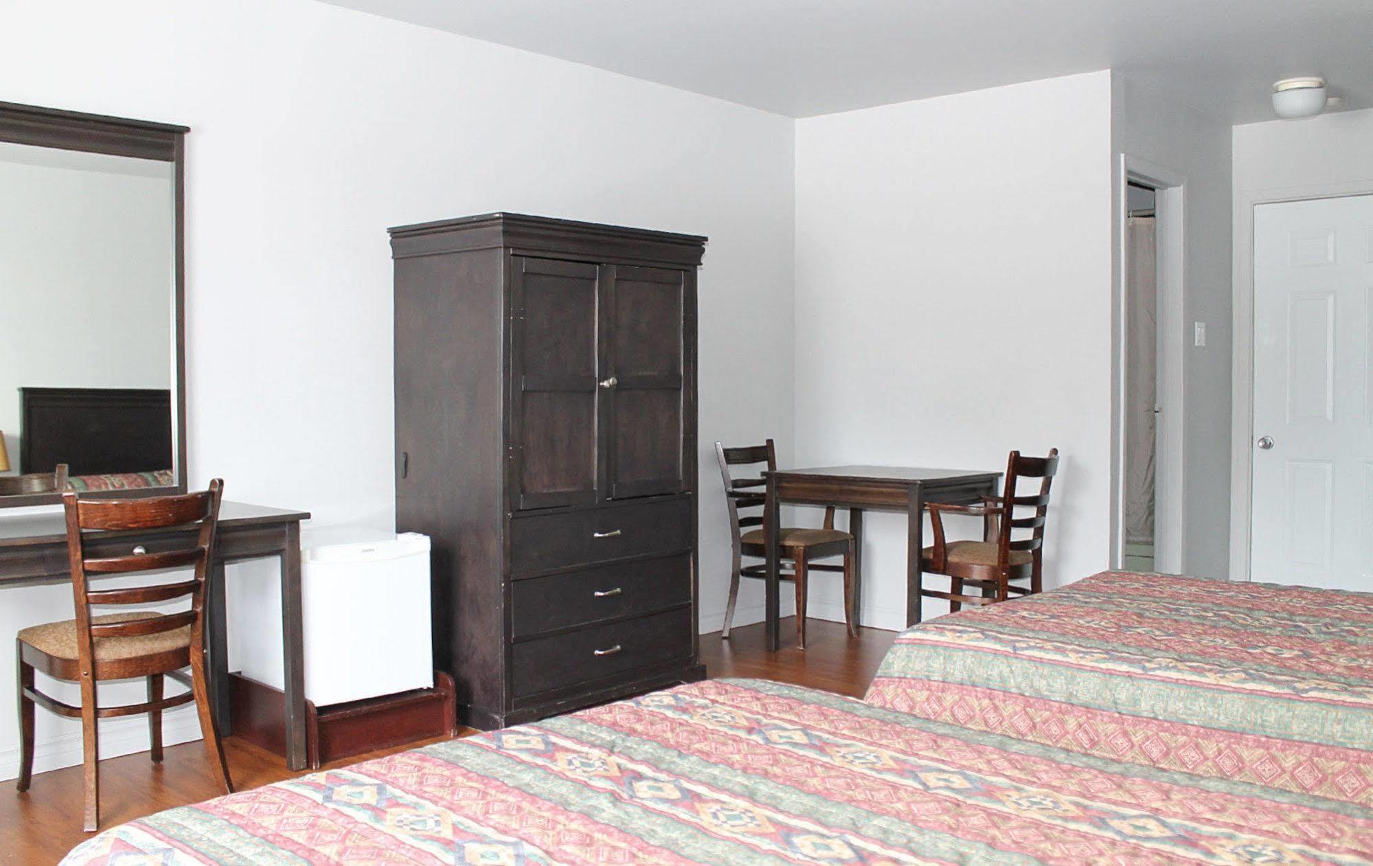 Metabetchouan Motel Le Rond Point מראה חיצוני תמונה