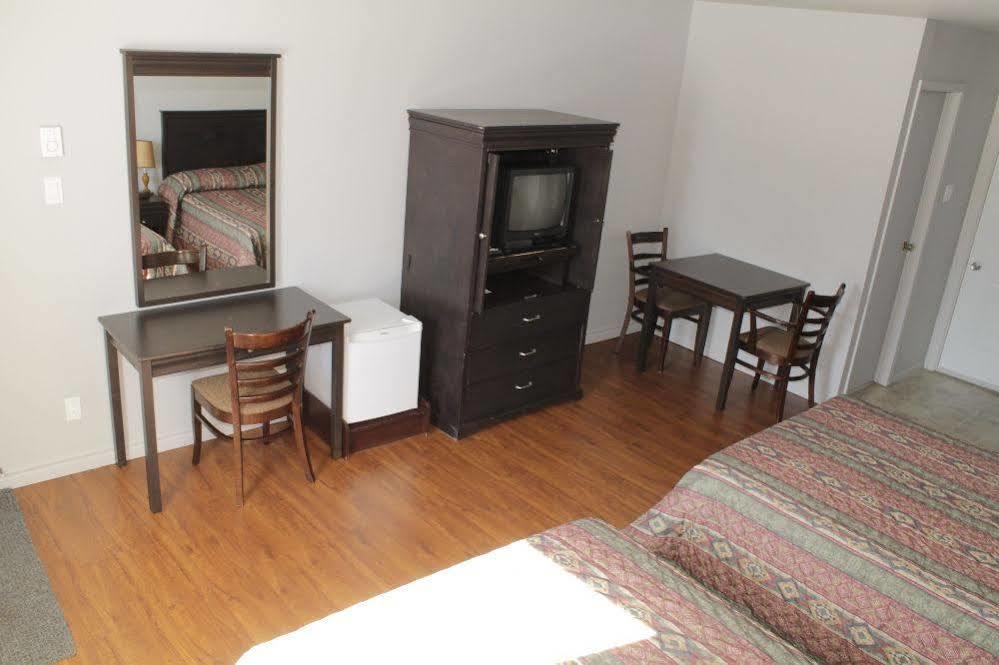 Metabetchouan Motel Le Rond Point מראה חיצוני תמונה