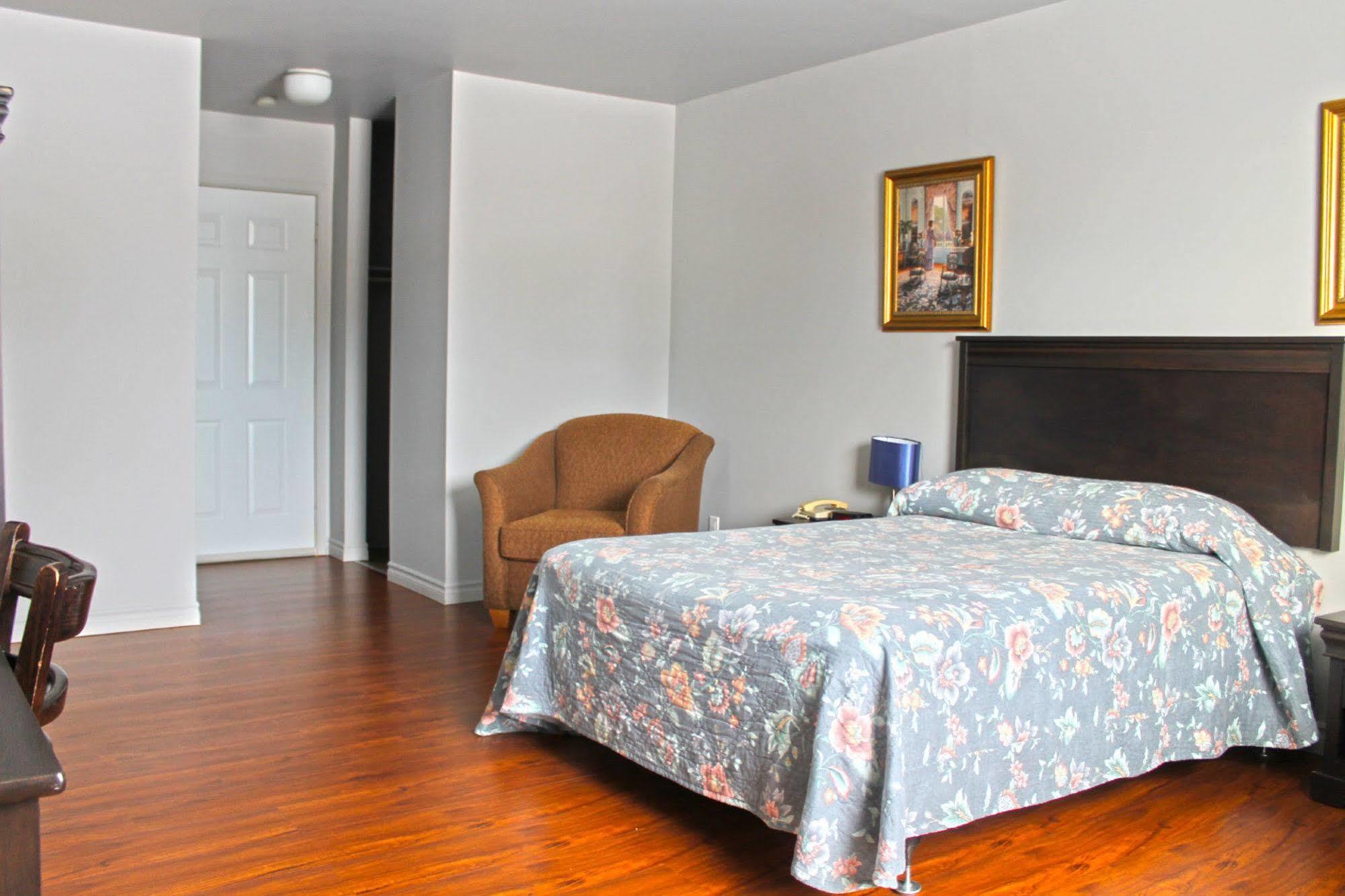 Metabetchouan Motel Le Rond Point מראה חיצוני תמונה