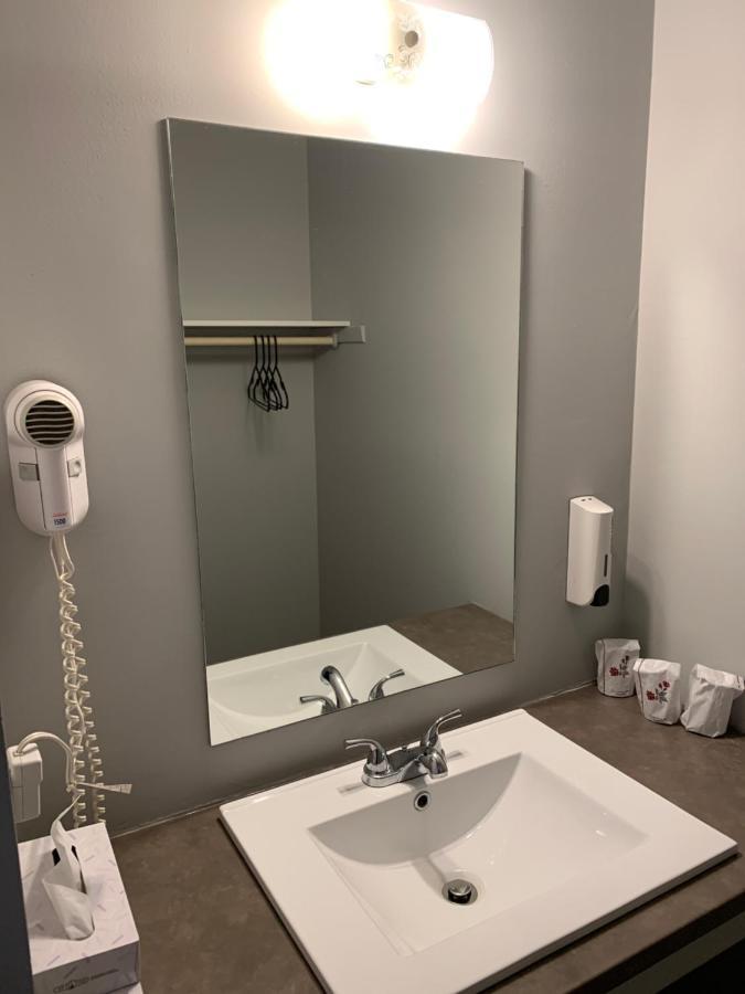 Metabetchouan Motel Le Rond Point מראה חיצוני תמונה